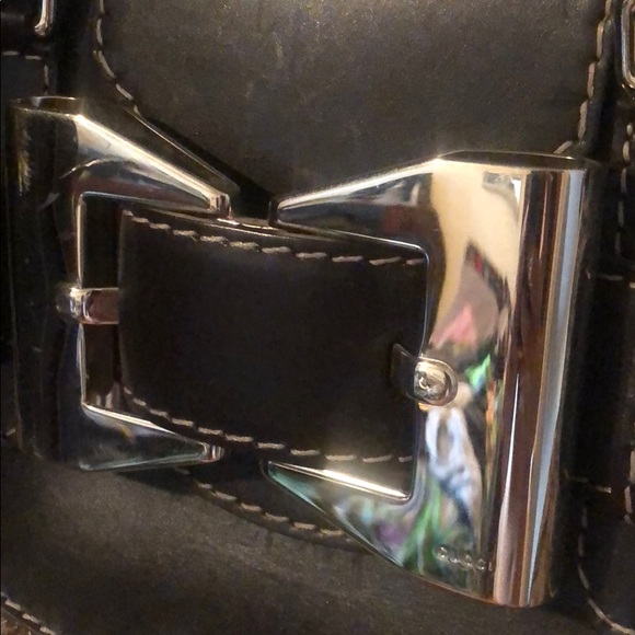 Authentic Gucci Monogram Queen Gold Bow Handbag - Picture 3 of 17